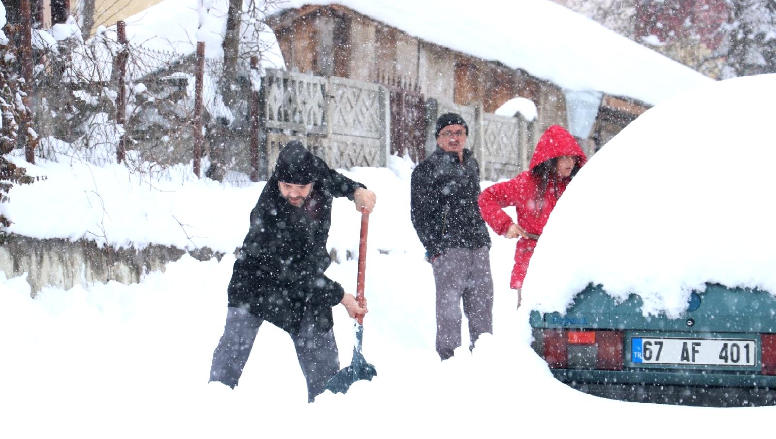 Kent merkezinde beklenen kar yağışı nedeniyle eğitim faaliyetlerine ara verildi.