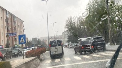 Kentte meydana gelen şiddetli yağış ve dolu, yaşamı olumsuz etkiledi.