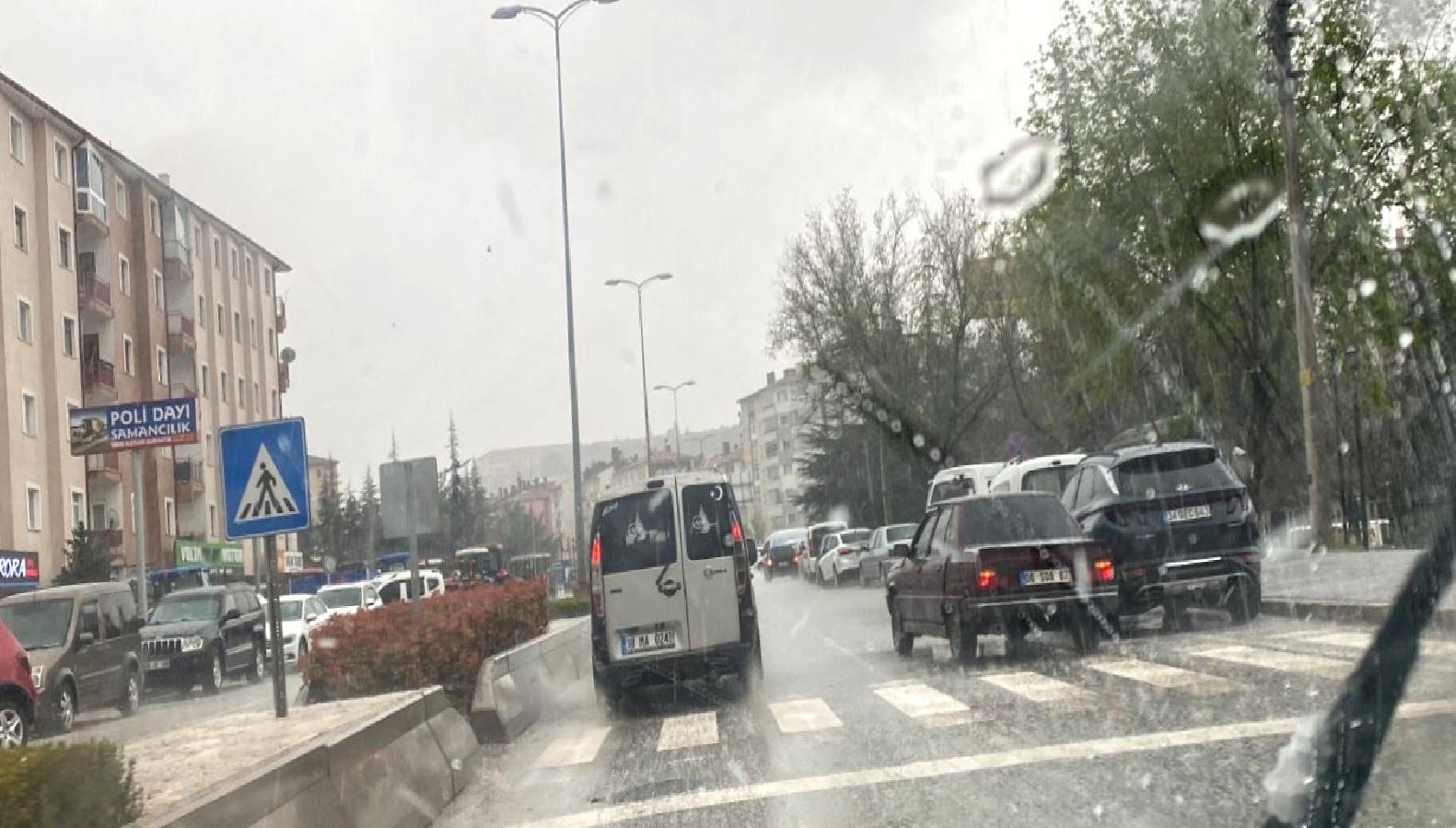 Kentte meydana gelen şiddetli yağış ve dolu, yaşamı olumsuz etkiledi.