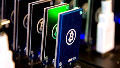 Kripto para piyasasında yaşanan büyük düşüşle birlikte Bitcoin, 77.000 doların