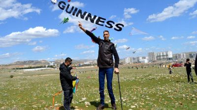 Mardinli Uçurtma Sanatçısı Zahit Mungan'ın eşsiz uçurtma şenliğini keşfedin. Renkli