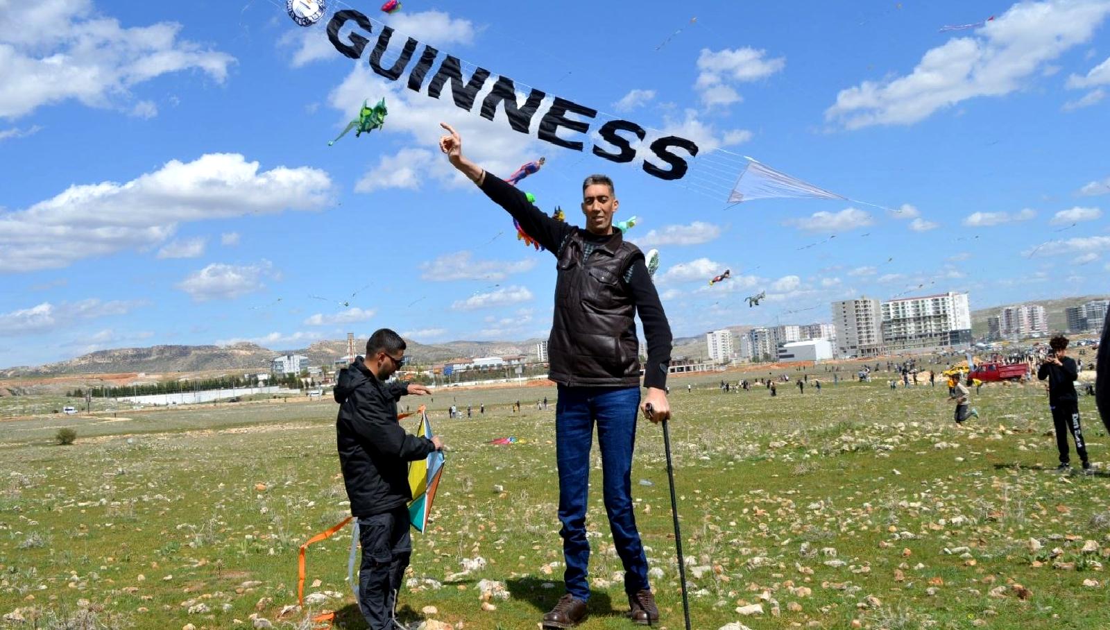 Mardinli Uçurtma Sanatçısı Zahit Mungan'ın eşsiz uçurtma şenliğini keşfedin. Renkli