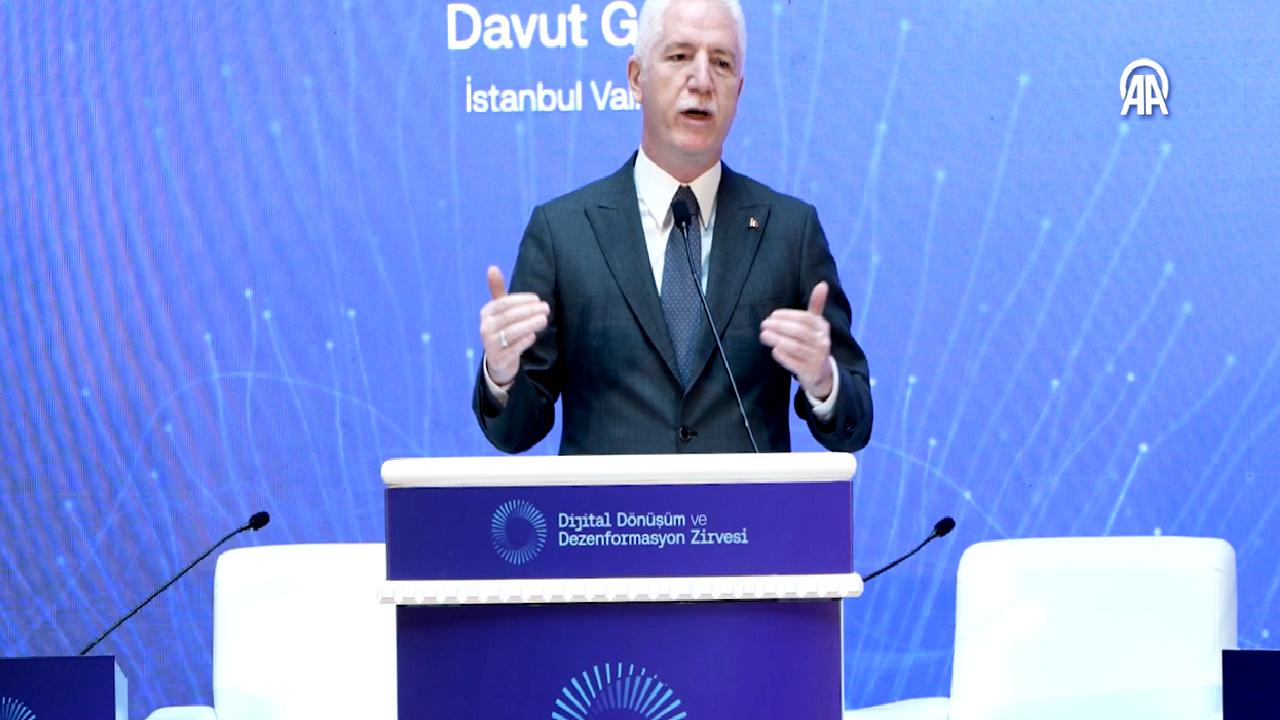 Marmara Üniversitesi'nde Dijital Dönüşüm ve Dezenformasyon Zirvesi'nde, dijital çağın getirdiği