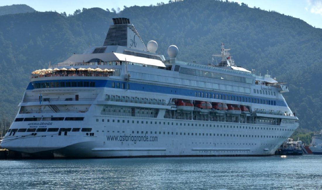 Marmaris, sezonun ilk kruvaziyer gemisiyle buluştu. Şehirdeki turizm hareketliliği ve