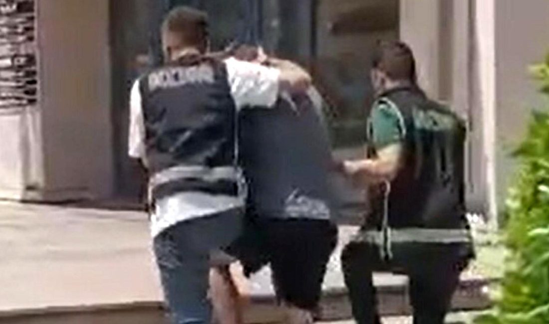 Marmaris’te Sahte Para Operasyonu: İngiliz Turist Yakalandı Marmaris'te sahte para operasyonunda İngiliz turist yakalandı. Detaylar ve gelişmeler