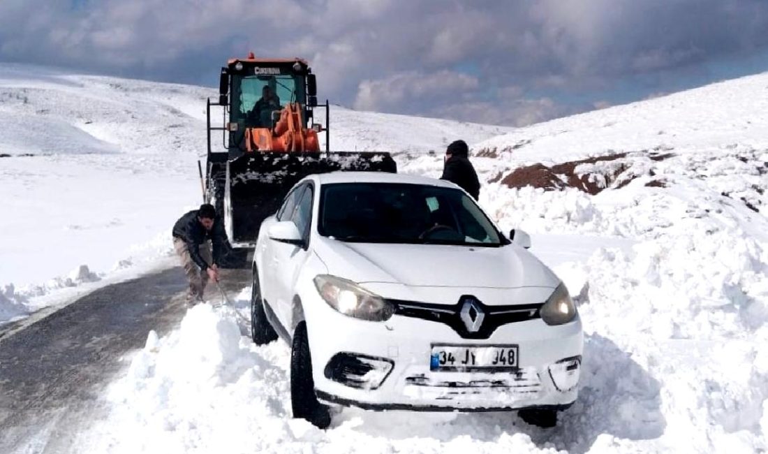 Muş’ta Kar Yağışı ve Mahsur Kalan Araçlar Muş'ta etkili kar yağışı, yolları kapatırken birçok araç mahsur kaldı.