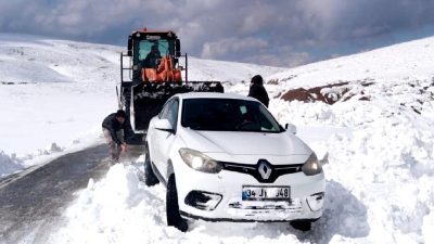 Muş'ta etkili kar yağışı, yolları kapatırken birçok araç mahsur kaldı.