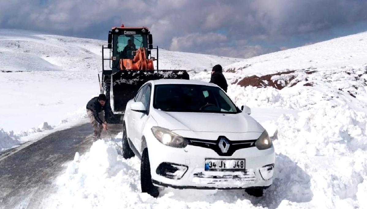 Muş'ta etkili kar yağışı, yolları kapatırken birçok araç mahsur kaldı.