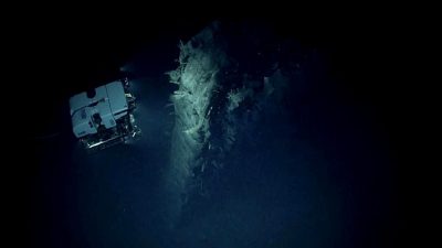 NOAA ekipleri, derin denizlerde muazzam bir taş monolit keşfetti. Bu