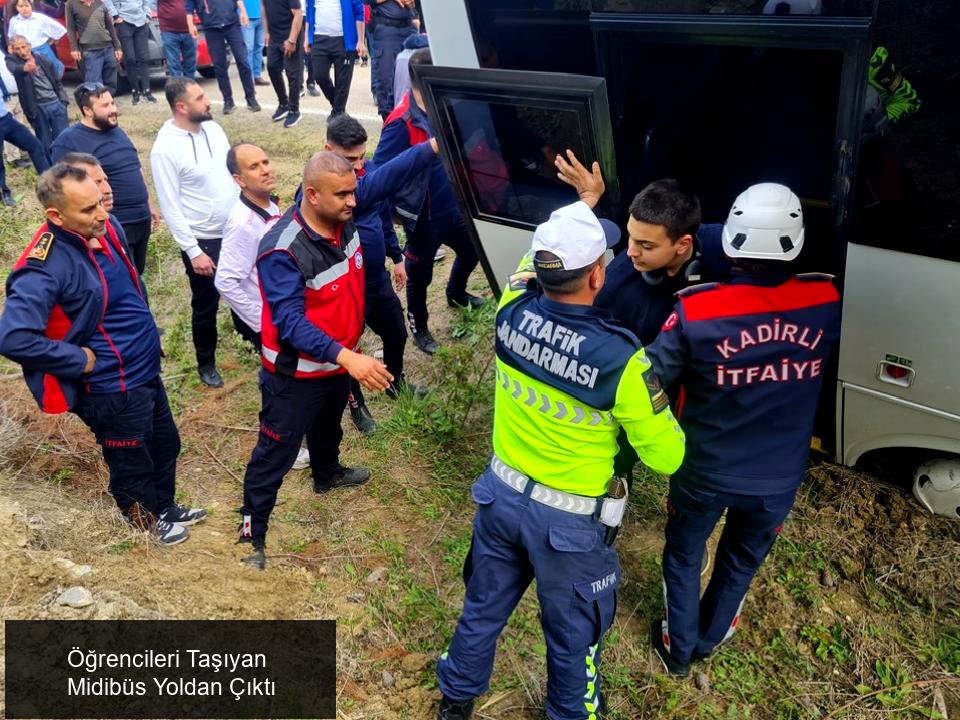 Öğrencileri Taşıyan Midibüs Yoldan Çıktı