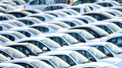 Otomotiv sektöründe elektrikli araçların yükselişini ve dönüşüm sürecini keşfedin. Sürdürülebilir