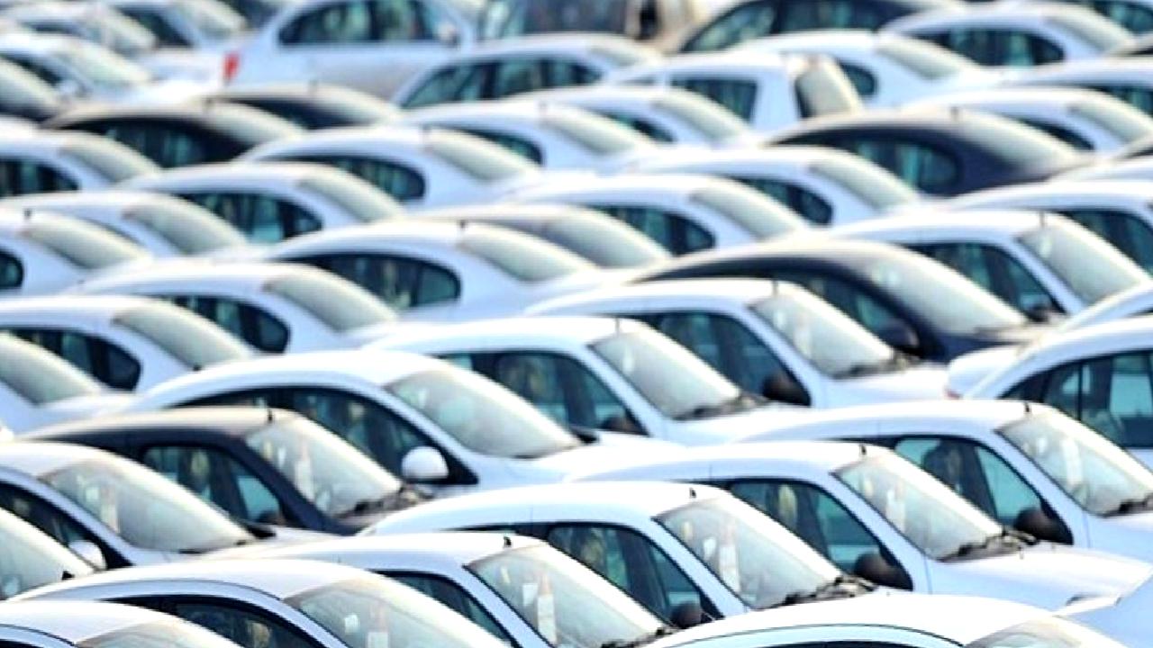 Otomotiv sektöründe elektrikli araçların yükselişini ve dönüşüm sürecini keşfedin. Sürdürülebilir