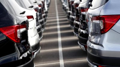 Otomotiv sektöründeki rekabet ve değişim dinamiklerini keşfedin. Yeni trendler, teknolojiler