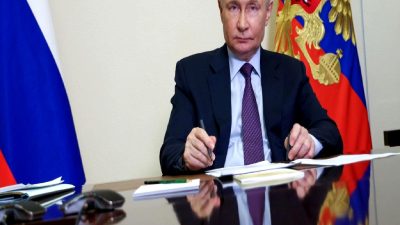 Putin, Ukrayna ile doğrudan görüşmeye açık olduklarını ve ateşkes için