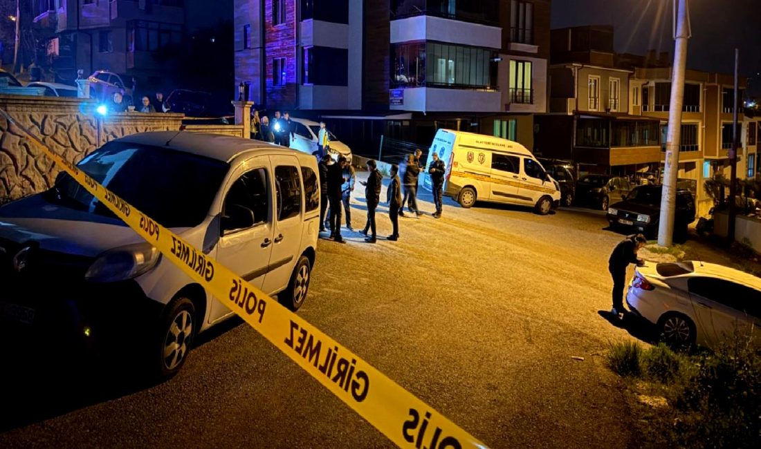 Sakarya’da Silahlı Kavga: 5 Ölü, 5 Yaralı Sakarya'da meydana gelen silahlı kavga sonucunda 5 kişi hayatını kaybetti,