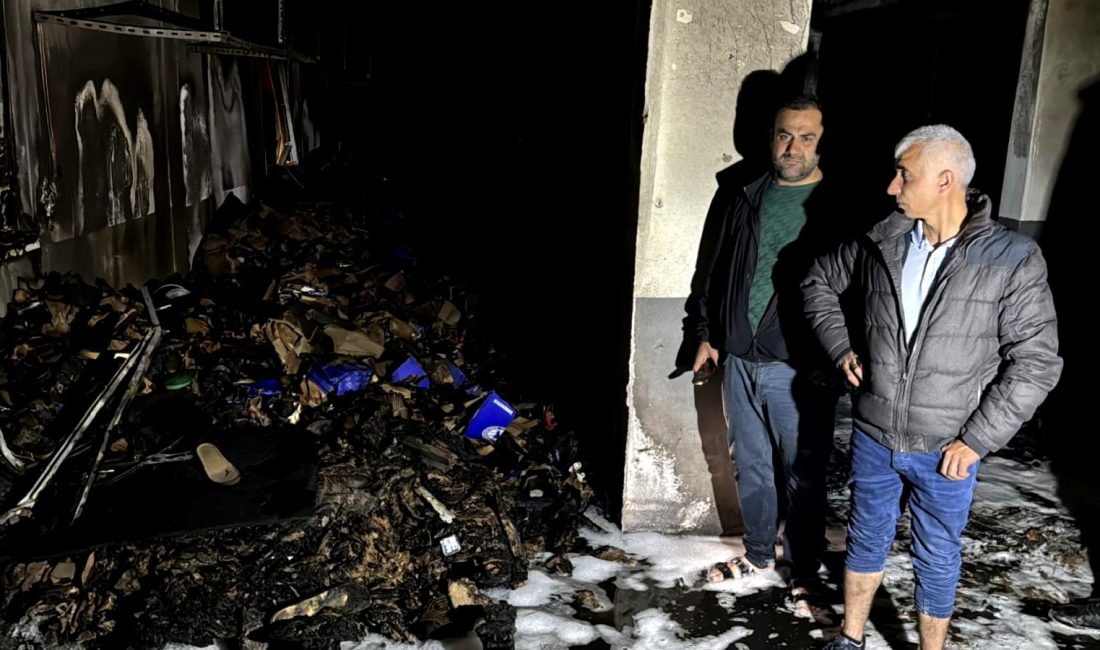 Siirt’te Terlik Fabrikasında Yangın Çıktı Siirt'te bir terlik fabrikasında çıkan yangın, bölgedeki yangın söndürme ekiplerinin