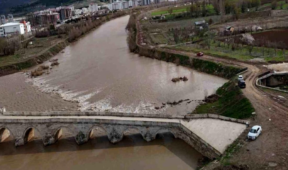 Sivas’ta Yağışlar Çiftçilere Can Su Oldu Sivas'ta gerçekleşen yağışlar, çiftçiler için umut verici bir gelişme oldu.