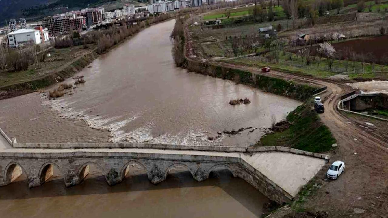 Sivas'ta gerçekleşen yağışlar, çiftçiler için umut verici bir gelişme oldu.