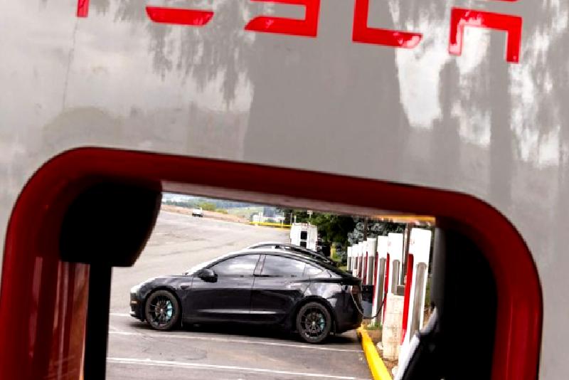 Tesla'nın 2025 ilk çeyrek üretim ve teslimat rakamlarını keşfedin. Elektrikli