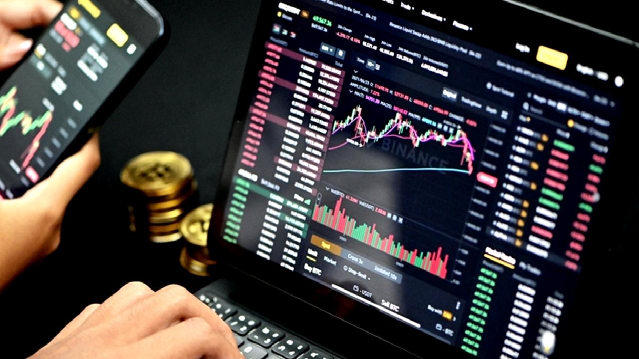 Ticaret savaşlarının kripto piyasalara etkilerini keşfedin. Yatırımcılar için stratejiler ve