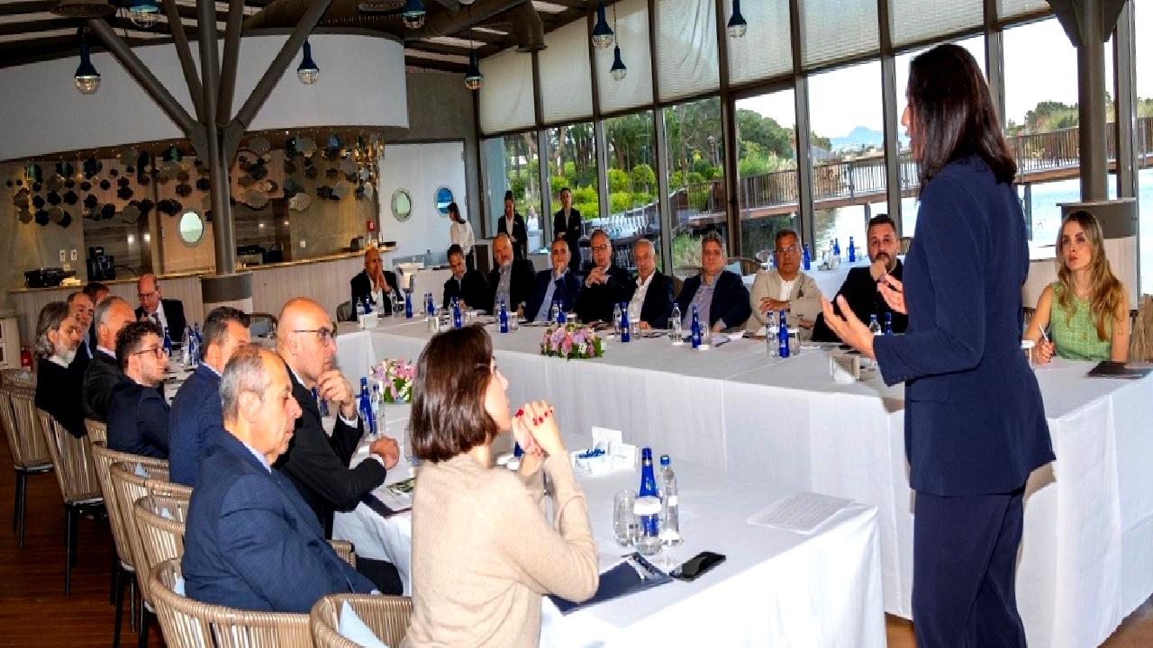 Turizm sektöründe sürdürülebilirlik ve yeşil dönüşüm konularını ele alan bu