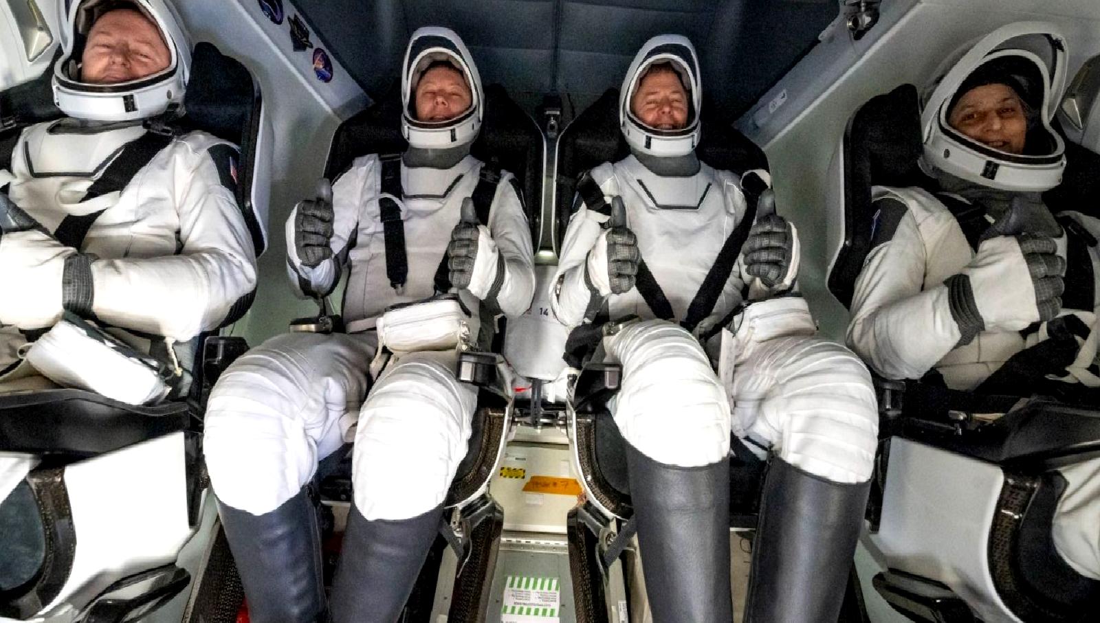 Uzayda 9 ay mahsur kalan astronotların zorlu dönüş hikayesini keşfedin.