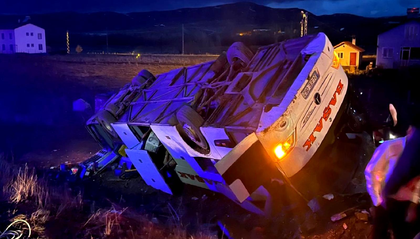 Yalova'dan Erzincan'a giden otobüs devrildi. Kazada 2 kişi hayatını kaybetti,