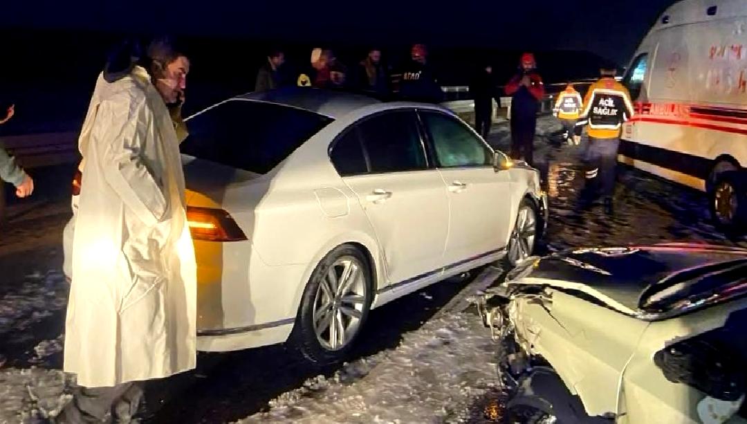 Zincirleme trafik kazasında 12 araç çarpıştı, 10 kişi yaralandı. Olayın