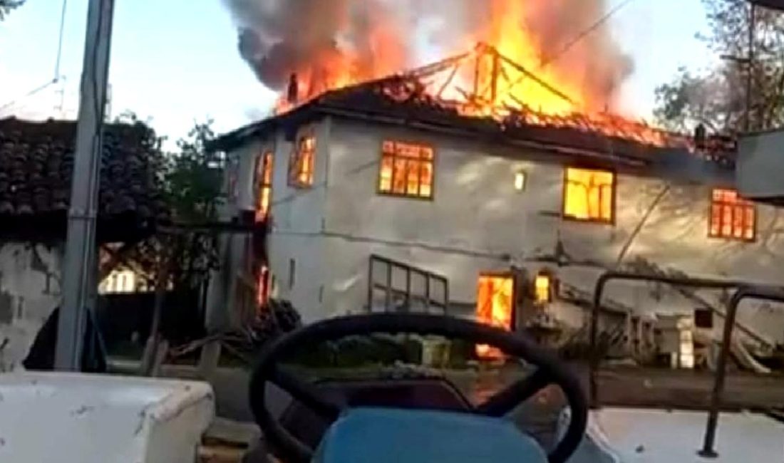Zonguldak'ta iki katlı bir evde çıkan yangın paniğe neden oldu.