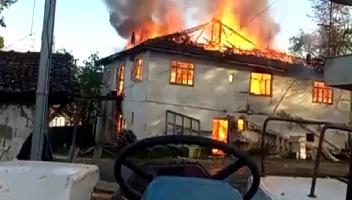 Zonguldak'ta iki katlı bir evde çıkan yangın paniğe neden oldu.