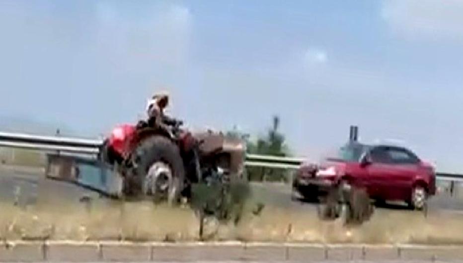 Ankara-İzmir Karayolunda Ters Yöne Giden Traktör Panik Yarattı Ankara-İzmir kara yolunda ters yönde giden traktör paniğe neden oldu.