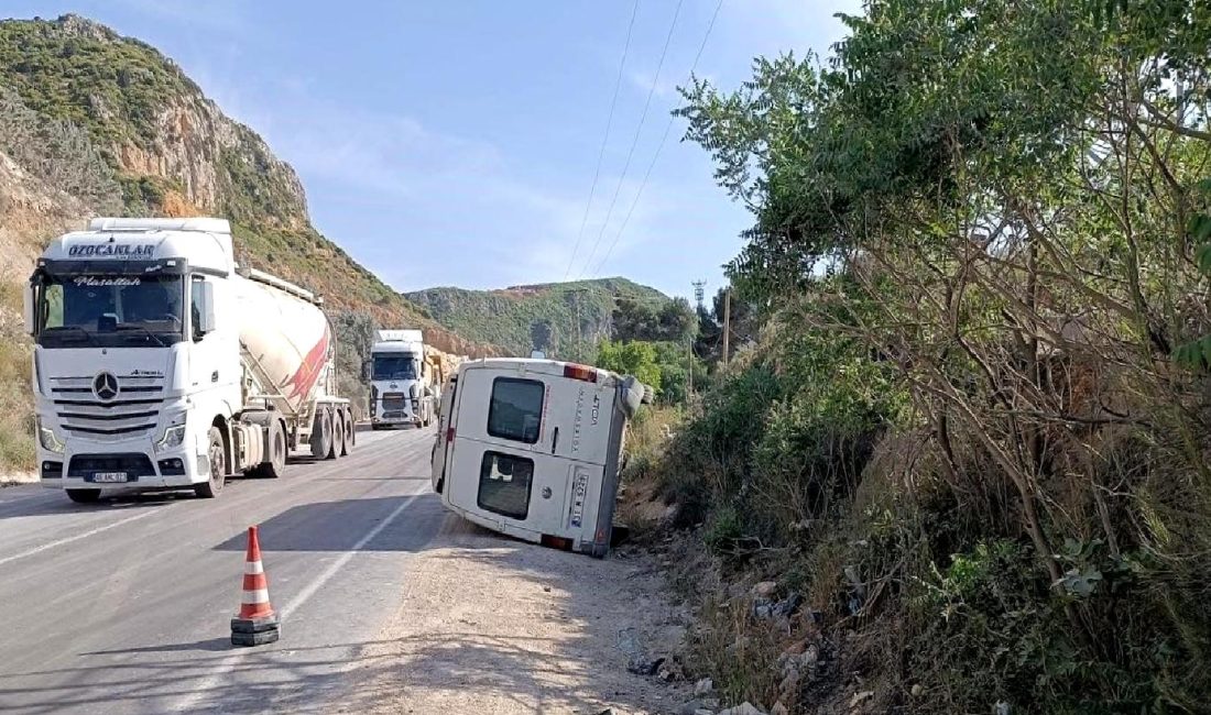 Antakya-Altınözü yolunda iki minibüs çarpıştı, araçlar yan yattı. Kaza nedeniyle