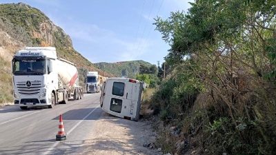 Antakya-Altınözü yolunda iki minibüs çarpıştı, araçlar yan yattı. Kaza nedeniyle