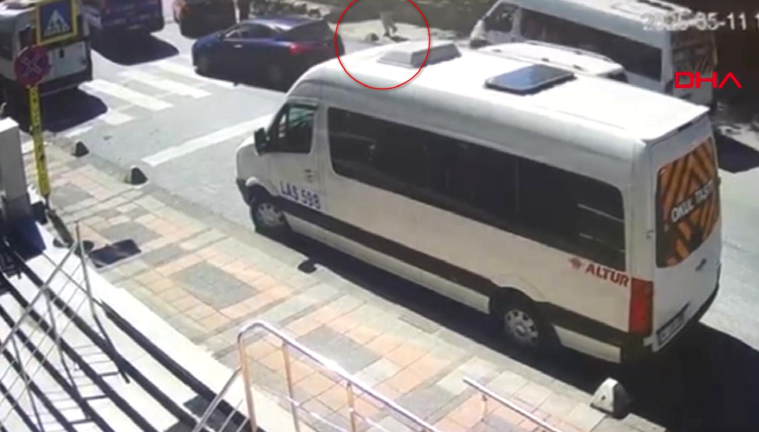 Ayazma Caddesi’nde Feci Minibüs Kazası: 1 Ölü, 3 Yaralı Ayazma Caddesi'nde yaşanan minibüs kazasında maalesef 1 kişi hayatını kaybetti,