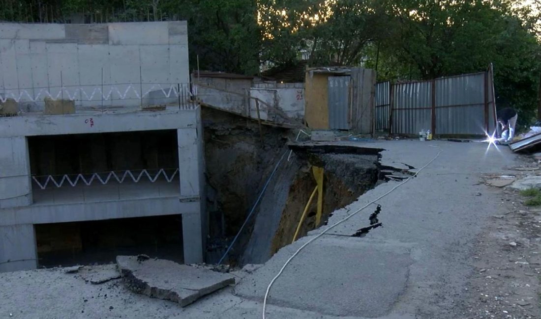 Bağlarbaşı Mahallesi'nde yol çökmesi ve doğal gaz hattı hasarını detaylarıyla