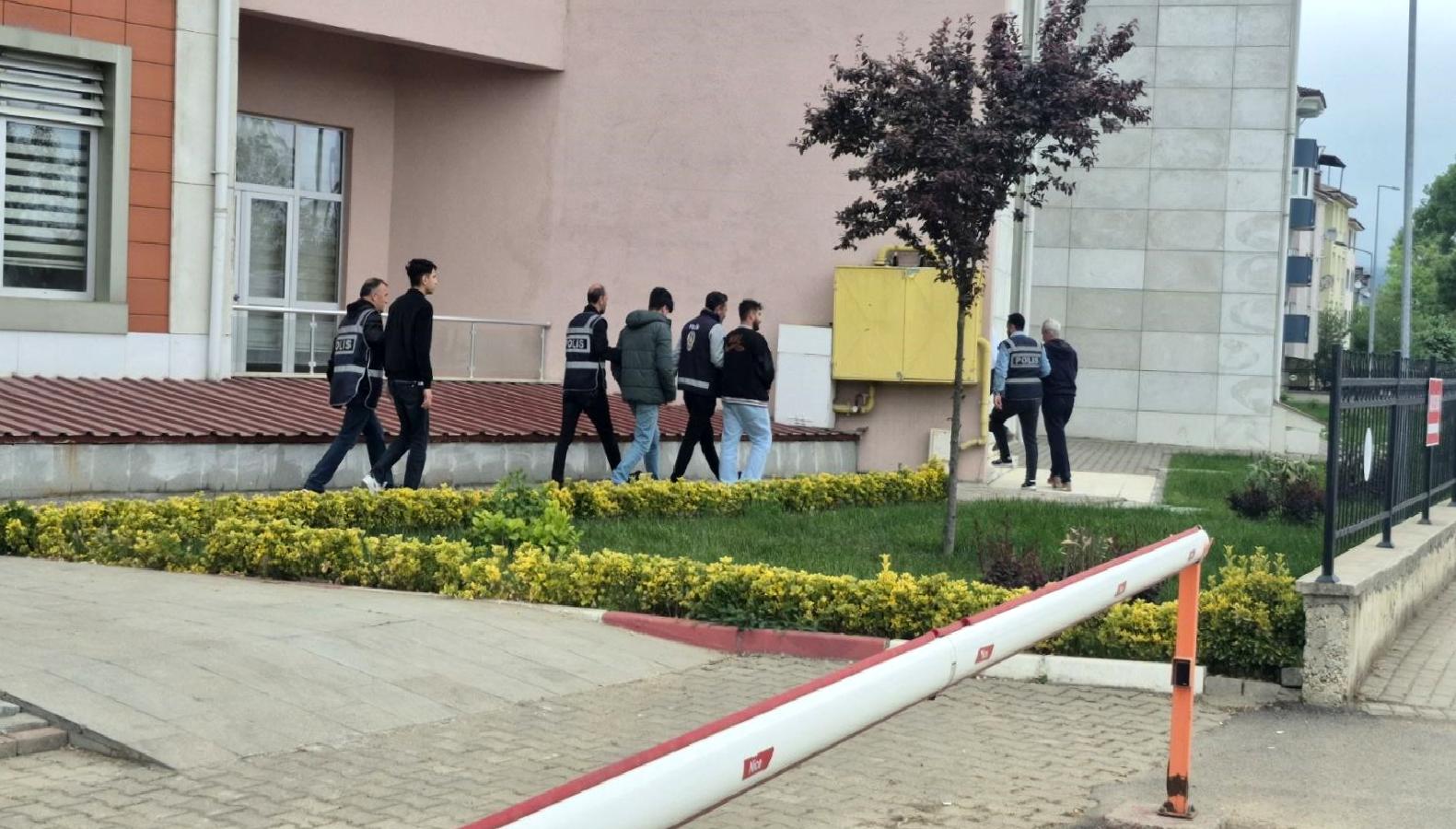 Bartın'da polis operasyonuyla dolandırıcılar yakalandı. Detaylar ve gelişmeler için haberimizi