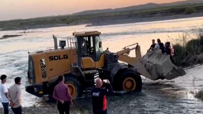 Batman Çayı'nda mahsur kalan vatandaşlar ekipler tarafından güvenliğe alınarak kurtarıldı.