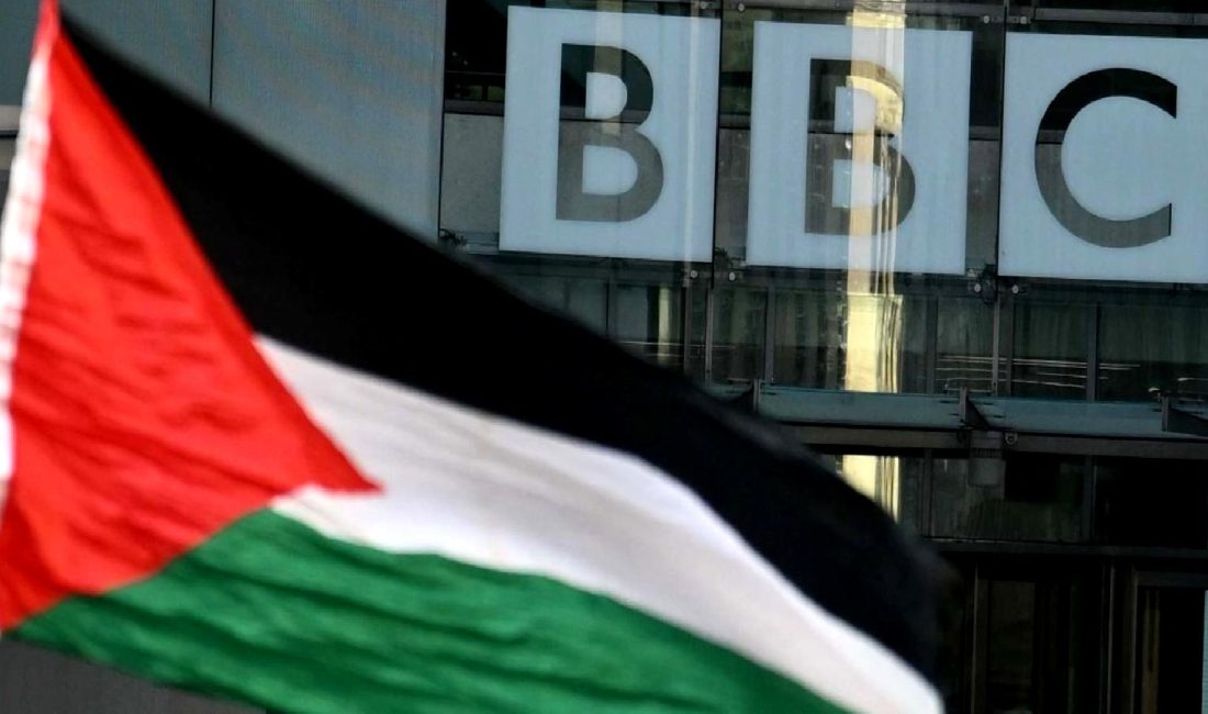 BBC'nin Portland Place Merkezi önünde gerçekleşen Filistin protestosunu ve detaylarını