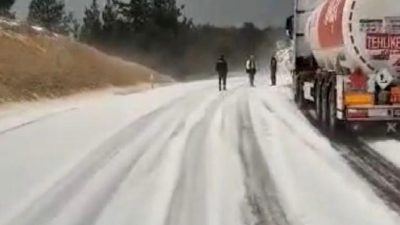 Çamlıyayla'da dolu ve sağanak yağışlar etkili oldu. Bölgede yaşanan olumsuz