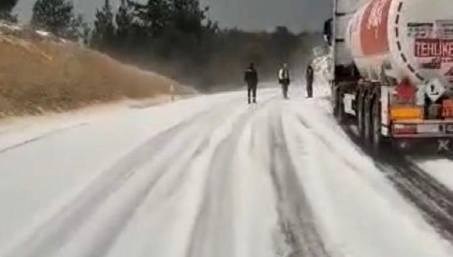 Çamlıyayla'da dolu ve sağanak yağışlar etkili oldu. Bölgede yaşanan olumsuz