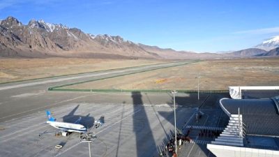 Hindistan'da havalimanı kapasitelerindeki gelişmeler ve Keşmir'deki gerginlik hakkında detaylı bilgiler.