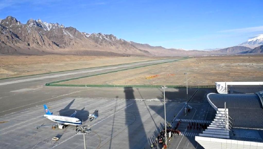 Hindistan'da havalimanı kapasitelerindeki gelişmeler ve Keşmir'deki gerginlik hakkında detaylı bilgiler.