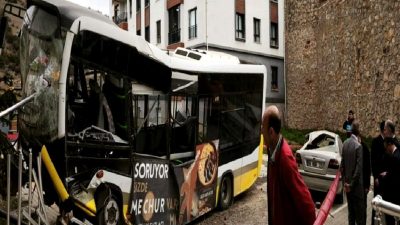 İnegöl'de otobüs ve otomobilin çarpışması sonucu bir kişi hayatını kaybetti.