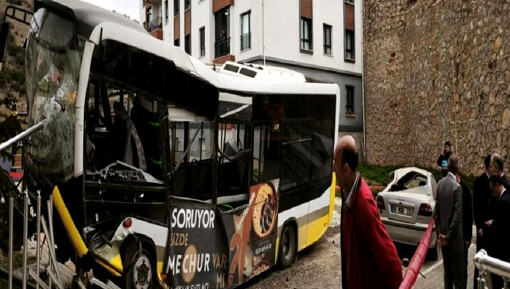 İnegöl’de Trafik Kazası: Otobüs ve Otomobil Çarpışması Sonucu Bir Kişi Hayatını Kaybetti İnegöl'de otobüs ve otomobilin çarpışması sonucu bir kişi hayatını kaybetti.