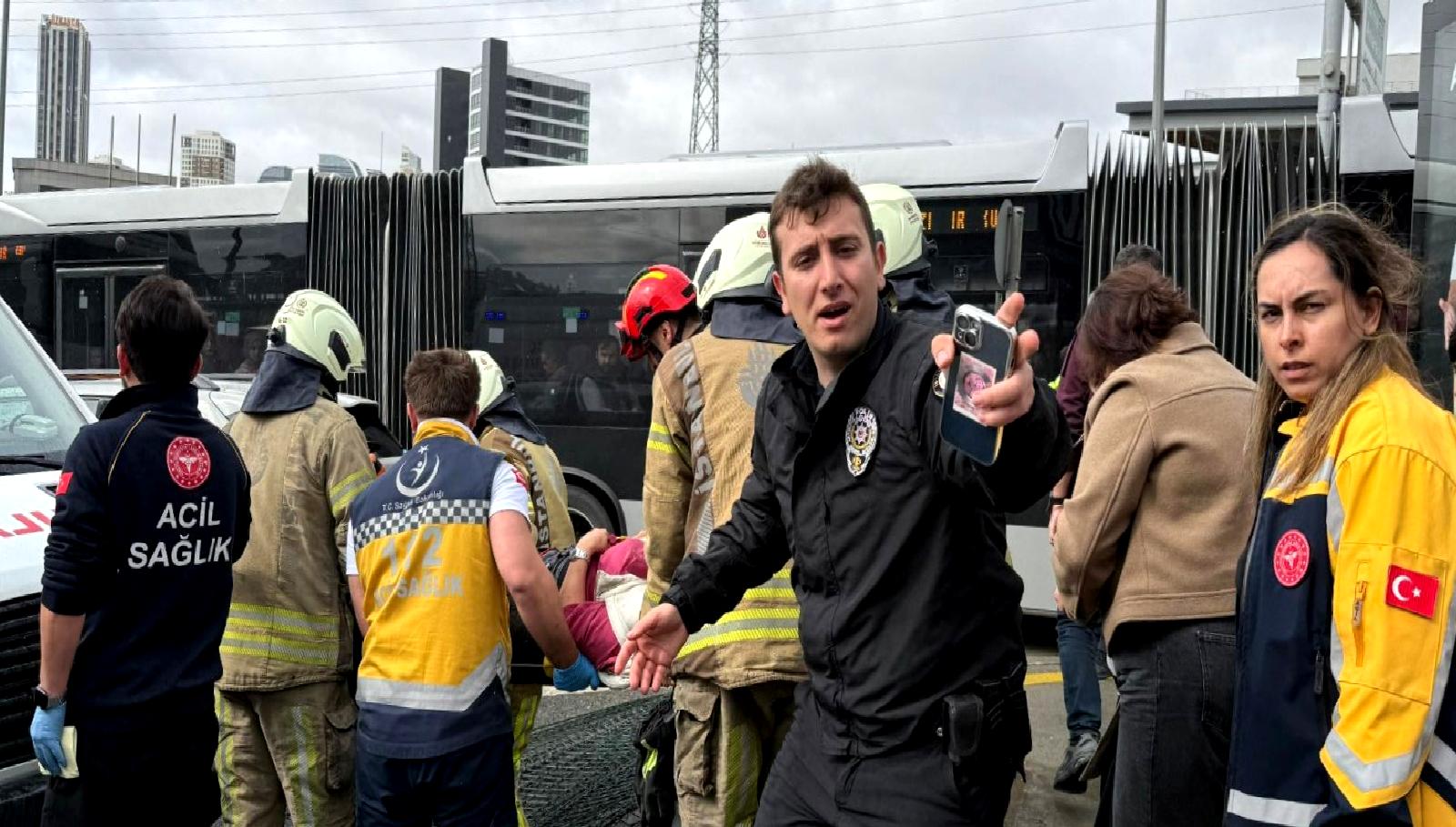 İstanbul'da metrobüs kazası: 1 ölü, çok sayıda yaralı. Detaylar ve