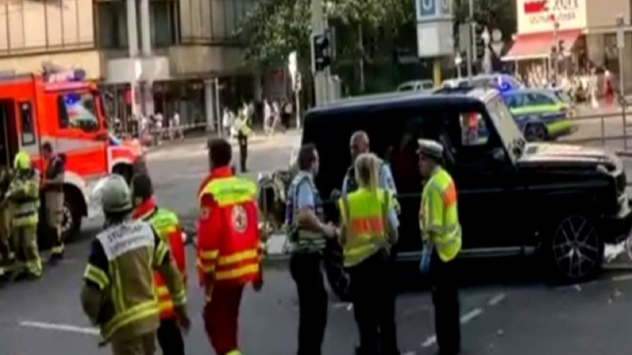 İstanbul'da gerçekleşen trafik kazasında bir araç insanlara çarptı, yaralılar var.