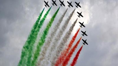 İtalya'da gösteri uçuşu sırasında yaşanan facianın eşiğinden dönüldü. Güvenlik önlemleri