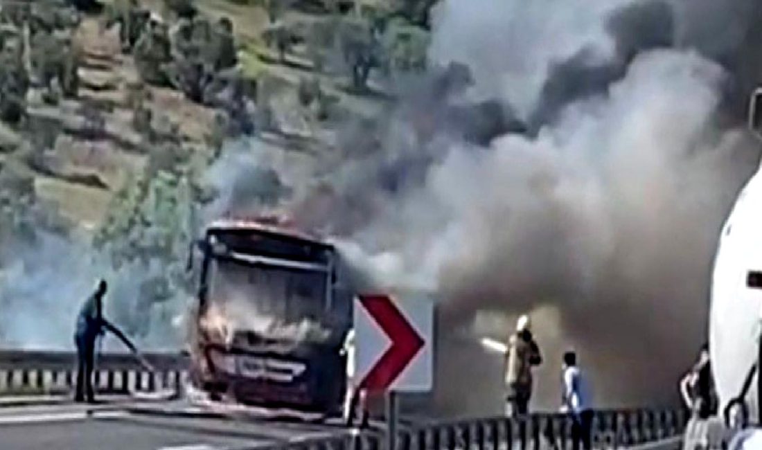 İzmir'de otobüs yangını sonrası yolcular güvenli şekilde tahliye edildi. Olayla