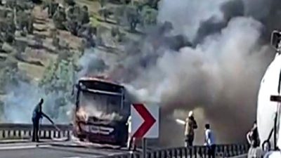 İzmir'de otobüs yangını sonrası yolcular güvenli şekilde tahliye edildi. Olayla