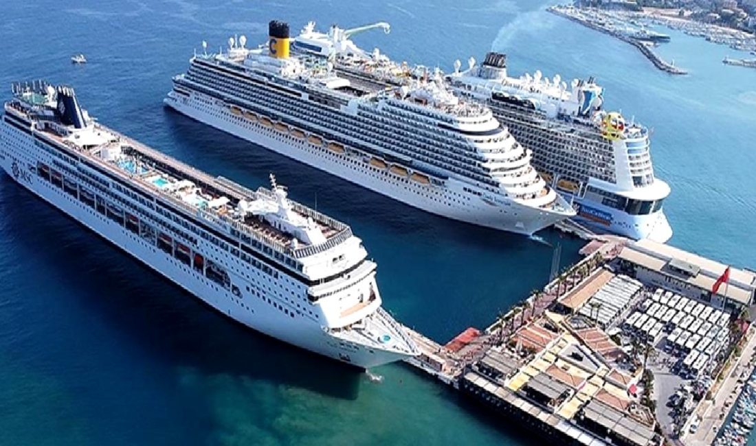 Kruvaziyer gemileri Kuşadası limanında demir attı. Eşsiz manzaralar ve unutulmaz